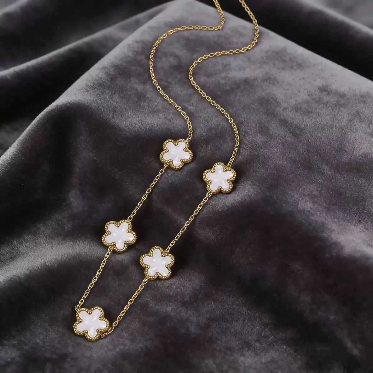 Elegant Gold Five-Flower Station Charm Necklace
De