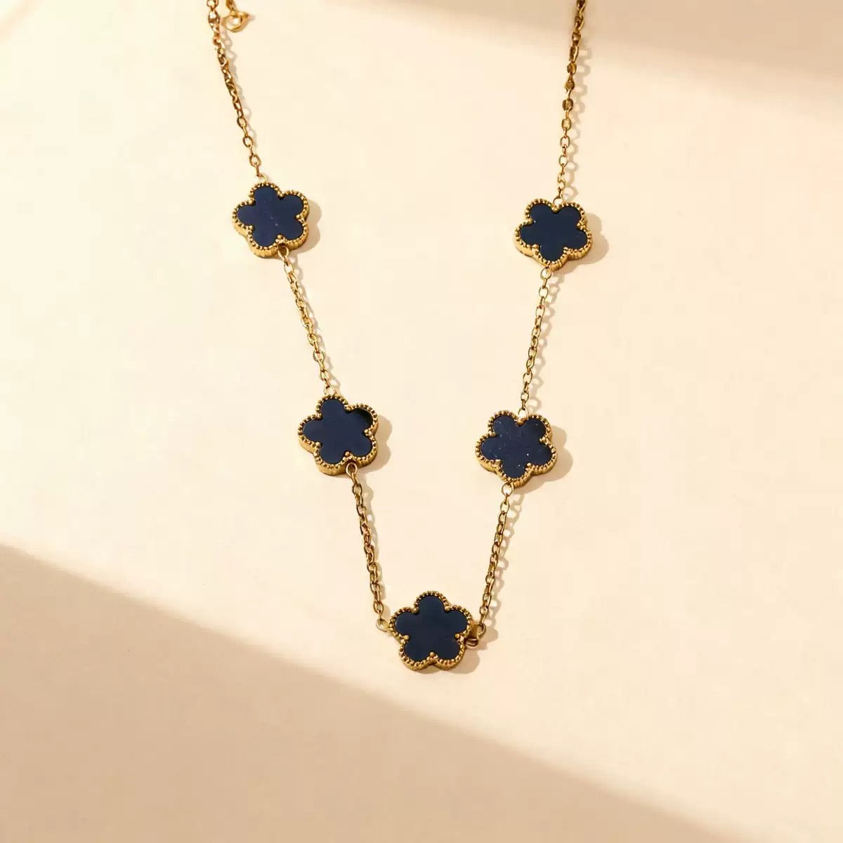 Elegant Gold Five-Flower Station Charm Necklace
De
